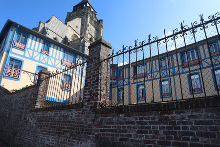20210829 Cayeux-sur-Mer - Le-Tréport, IMG_2843 Maison à colombages bleus en contrebas de l’église du Tréport