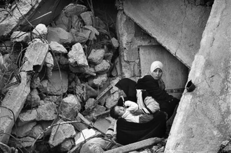 Femmes palestiniennes parmi les décombres- 1987-1993, Francesco Cito