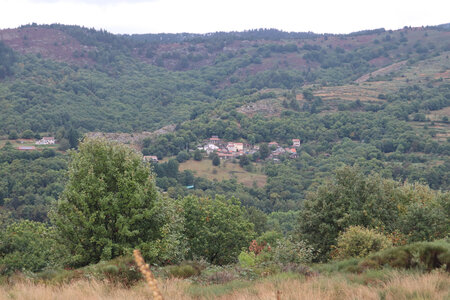 2024_09_07 De la Garde-Guérin à Villefort, IMG_7743 Entre la Garde-Guérin et la plage du lac de Villefort, vue sur Pourcharesses