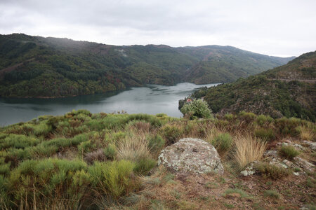 2024_09_07 De la Garde-Guérin à Villefort, IMG_7775 Le lac de Villefort depuis la chapelle Saint-Loup