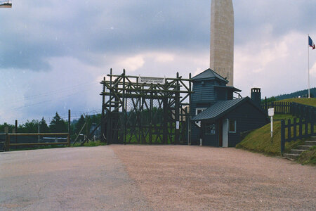 2006-02 Randonnées, 20060801-020 L’entrée du camp du Struthof